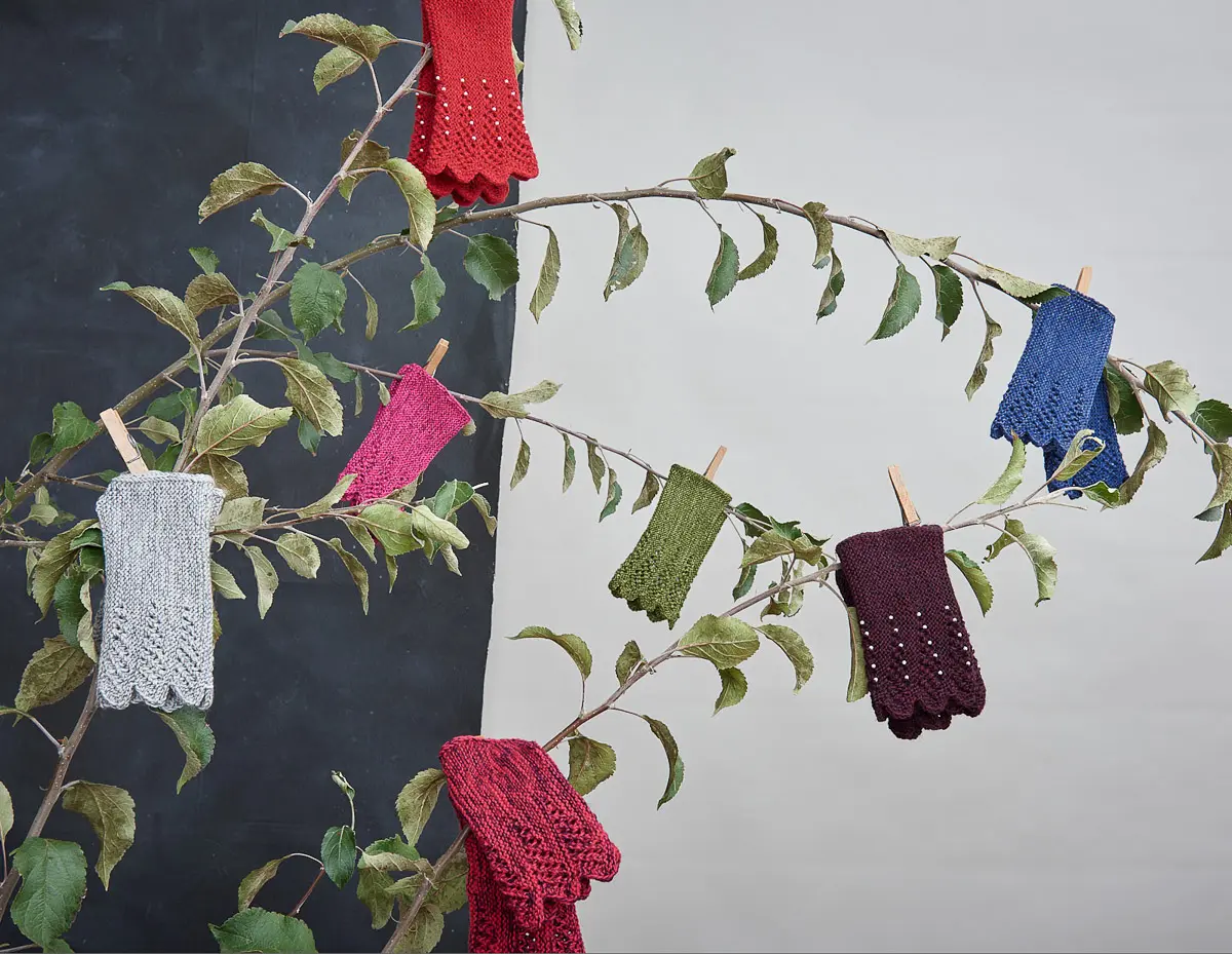Fingerlose Armstulpen in Grau, Pink, Rot, Oliv, Bordeaux und Blau mit gewellter Lochmusterkante